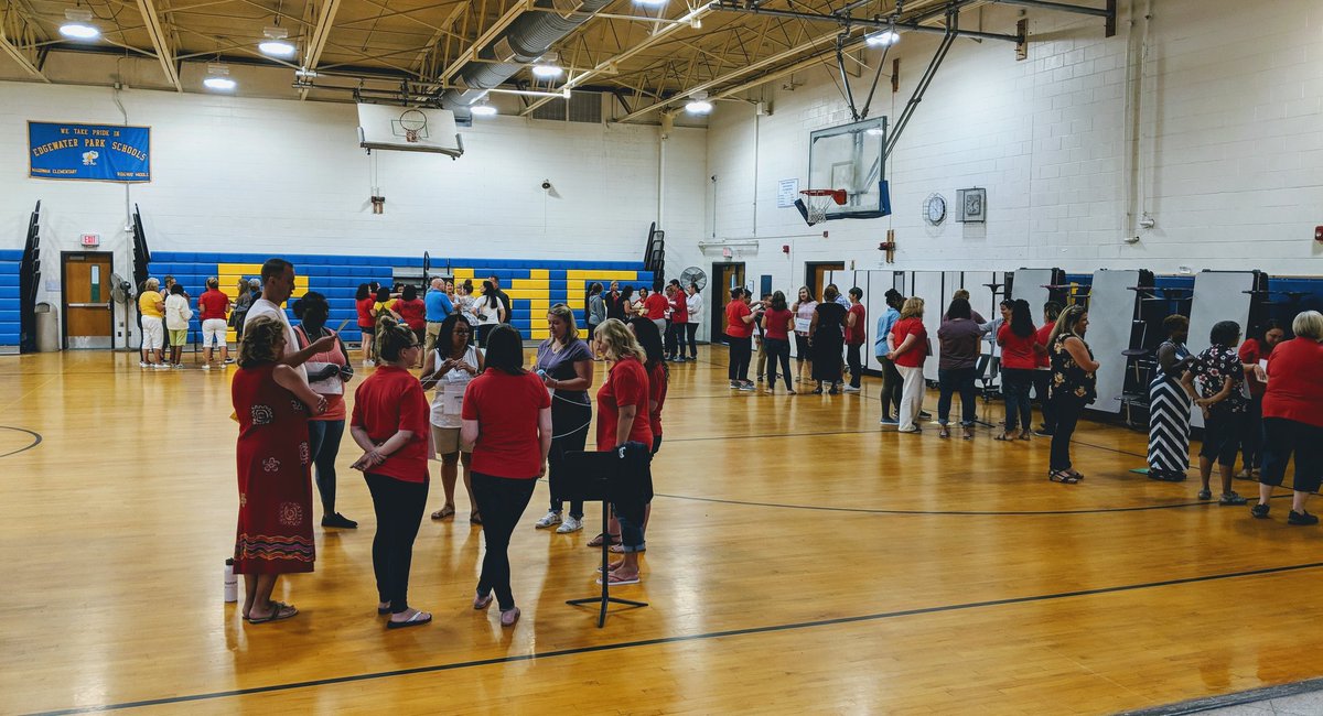 julia_skolnik's tweet image. Edgewater Park Township School District wins the prize for the most simultaneous brain webs - 16 (150 teachers)! Great way to kick off the school year by discussing ways to increase student engagement and motivation. #FIbrainPD #EPTSD @RoyRakszawski @InversoVogt