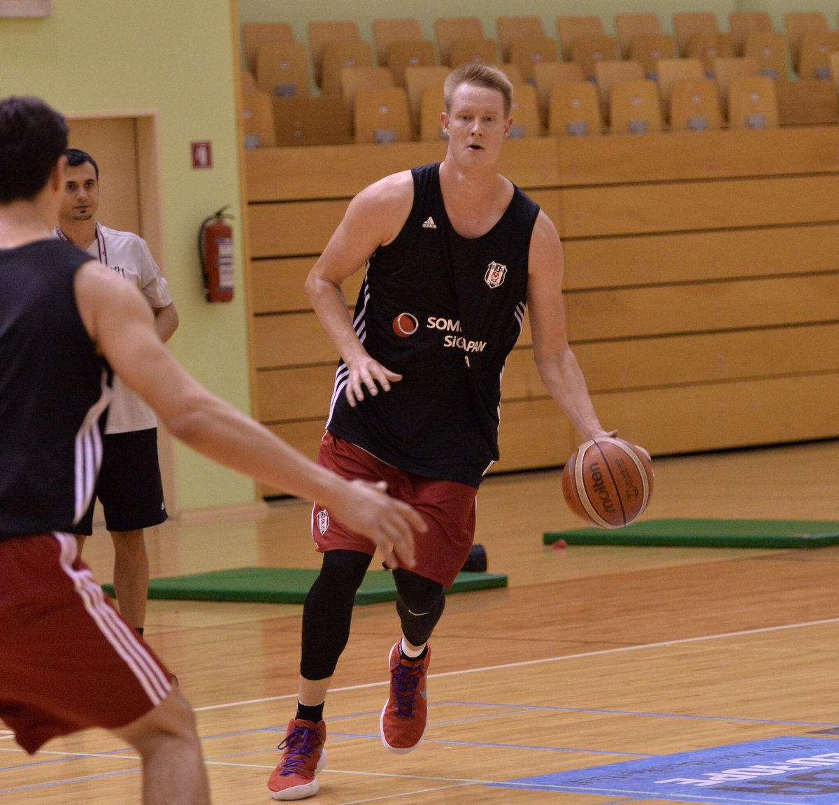 BJK_Basketbol's tweet photo. Robin Benzing antrenmanda...
#BeşiktaşSompoJapan
#Beşiktaş
#RobinBenzing https://t.co/fiGdGSrSD0