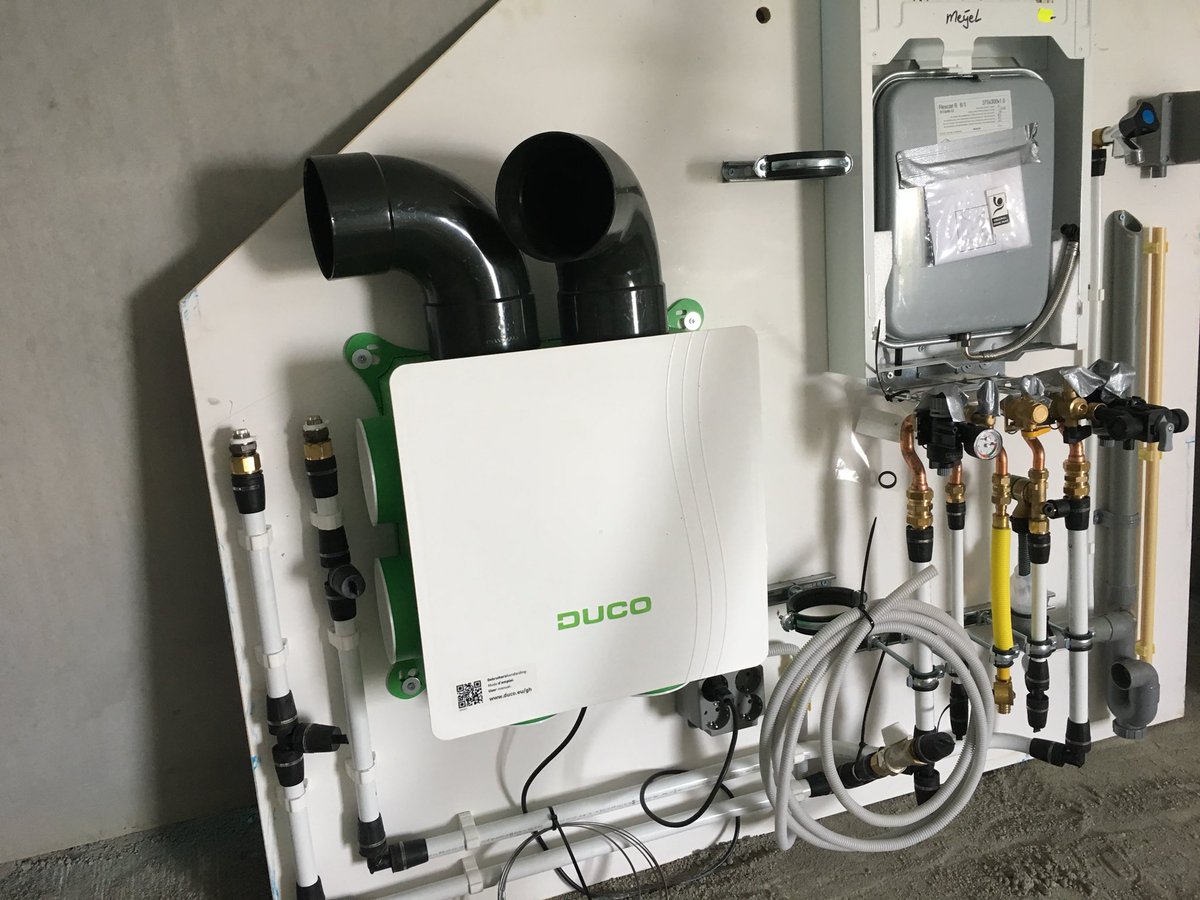 PlusWonen in Startebos Meijel. Vandaag het woningbouwproject Startebos bezocht, waar 25 woningen volgens ons woningconcept PlusWonen worden gerealiseerd. Door constante verbeteringen met innovaties, ook op installatie-gebied, is PlusWonen een slim en duurzaam totaalconcept.