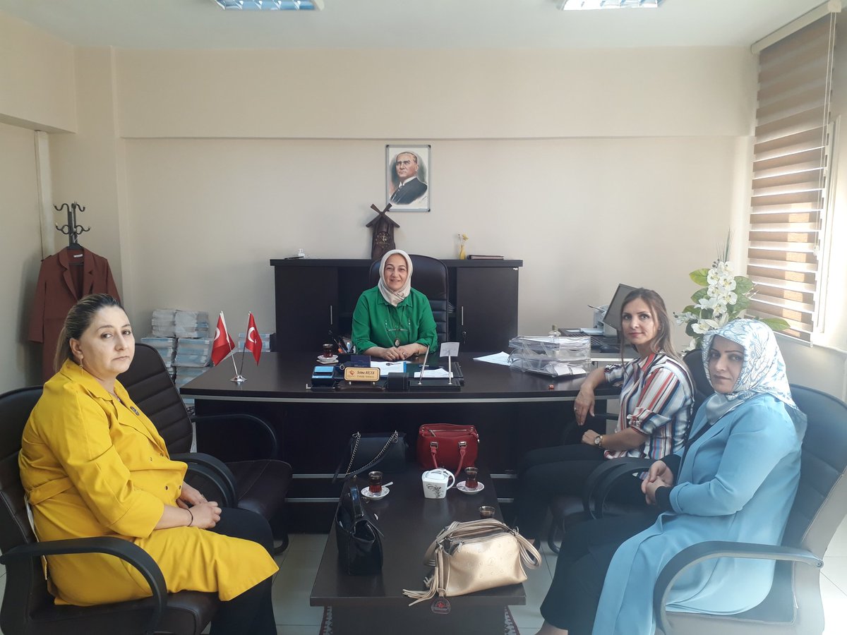 IpekyoluKadin's tweet photo. Van Aile ve Sosyal Politikalar Mud.Yrd Sn @SelmaBicek hanımefendiyi,Ipekyolu Kadın Kolları Bşk @suzandoruk65 ve yönetimi olarak makamında ziyaret ettik
Ev sahipliği hoş sohbeti için kendisine Ipek yolu kadın kolları olarak teşekkür ederiz @selvacam  @havvaduran65 @akkadinvan https://t.co/0sq2WoARg1