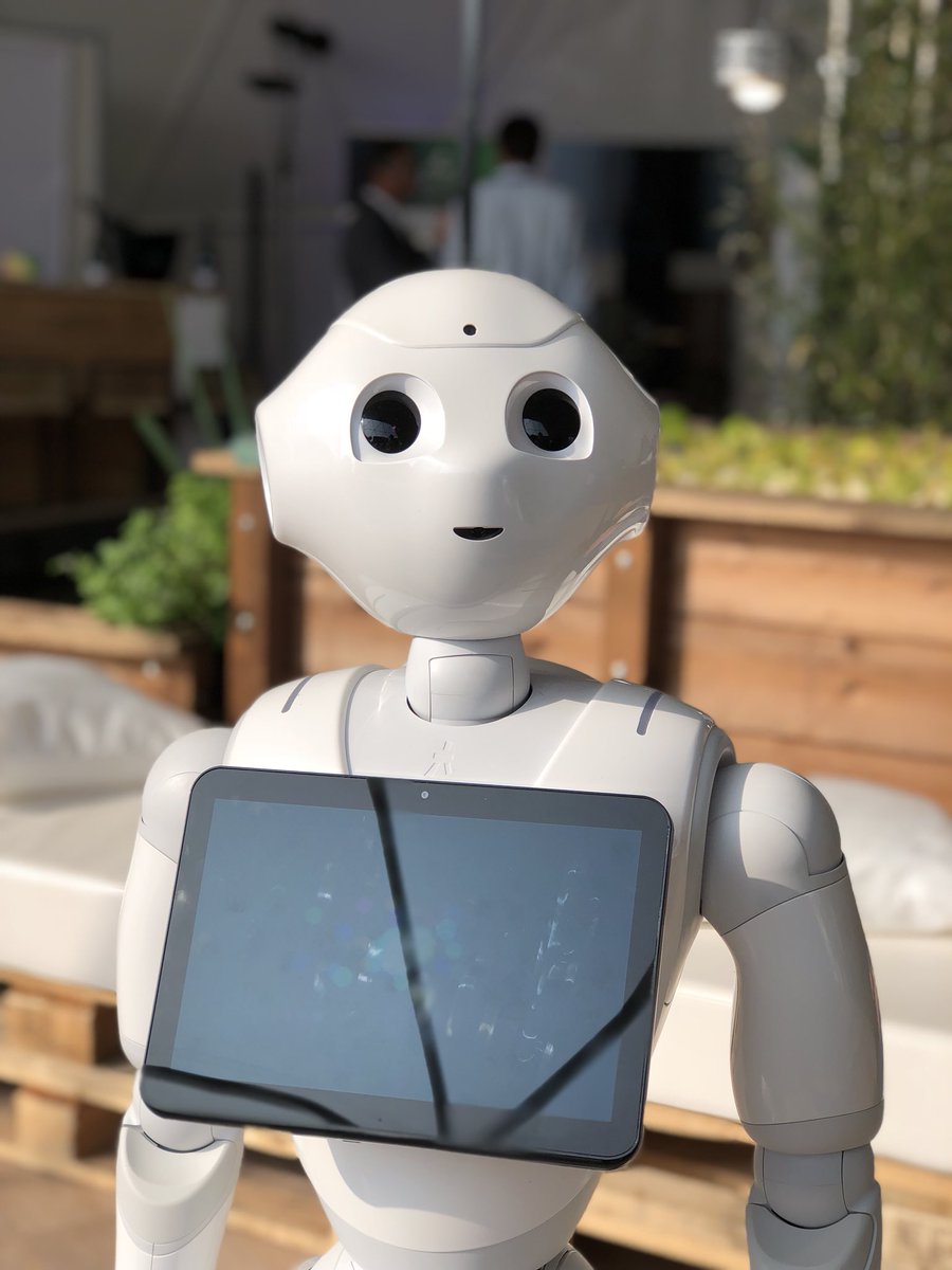 pavillondufutur's tweet photo. Jour 5/11 du @pavillondufutur sur la @foiredechalons ! Avec @OrangeGrandEst @Orange_France @EmmanuelLagler @Pat_Lecocq @Marc_OGIEZ_5152 ! Demain, nous retrouvons @InVivoGroup @ChambreAgri51 #Synerciel @GENumerique ! #pdf2018 https://t.co/iAMdJJjihk