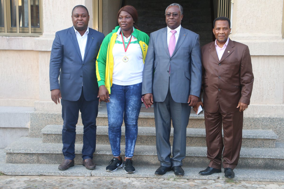 Mlle Noéllie KORO, la médaillée d'Or togolaise de judo catégorie -78kg à Ouagadougou, a été félicitée cet après-midi par le Ministre chargé des sports, en présence des présidents de la #FTJ, #CNOT et de la marque Sergio Sport, qui a habillé les athlètes lors de cette compétition.