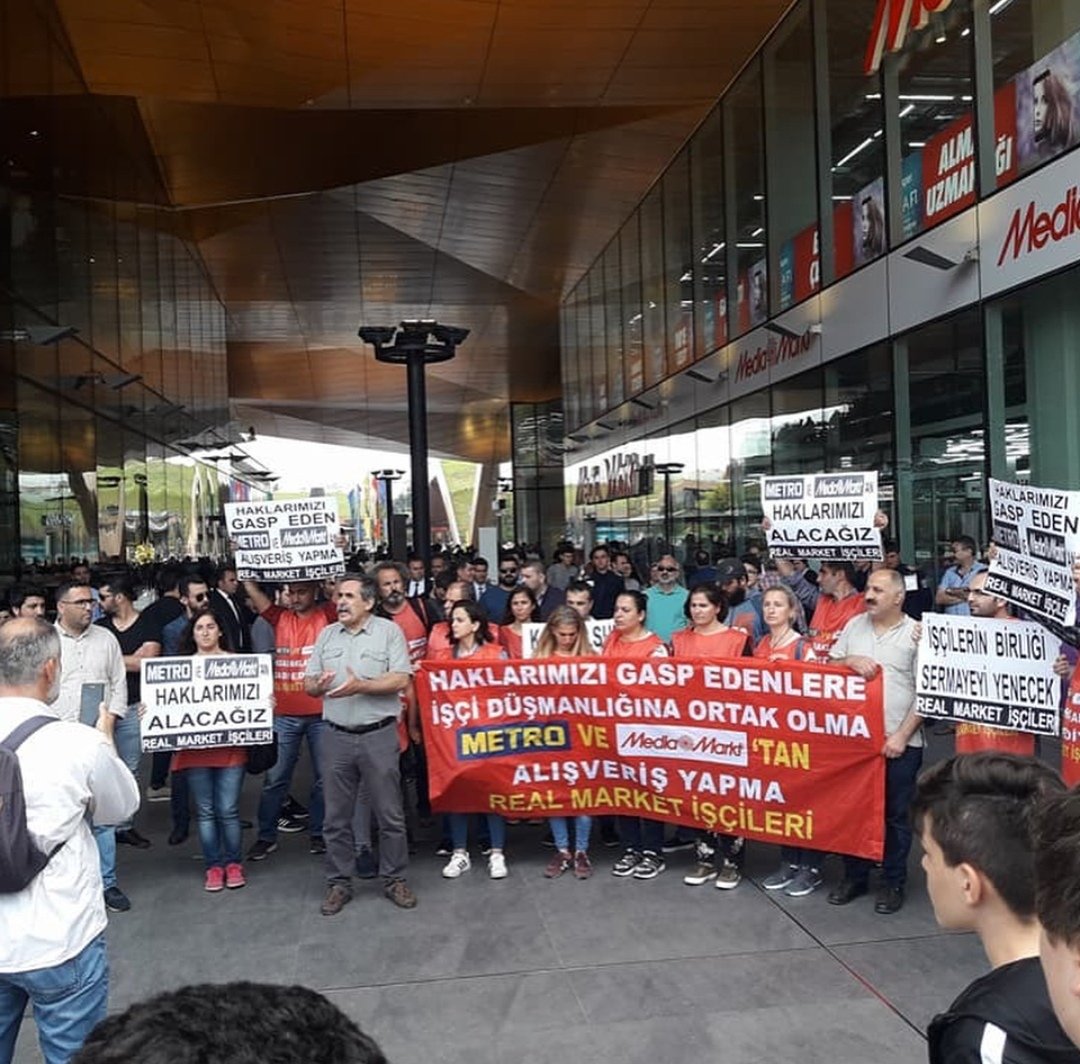 Hileli iflas yoluyla ekmekleri ellerinden alınan Real İşçilerinin Nakliyat-İş Sendikası önderliğindeki onurlu direnişleri mutlaka zaferle sonuçlanacak. Şan olsun direnen emekçilere! 

#realişçilerikazanacak