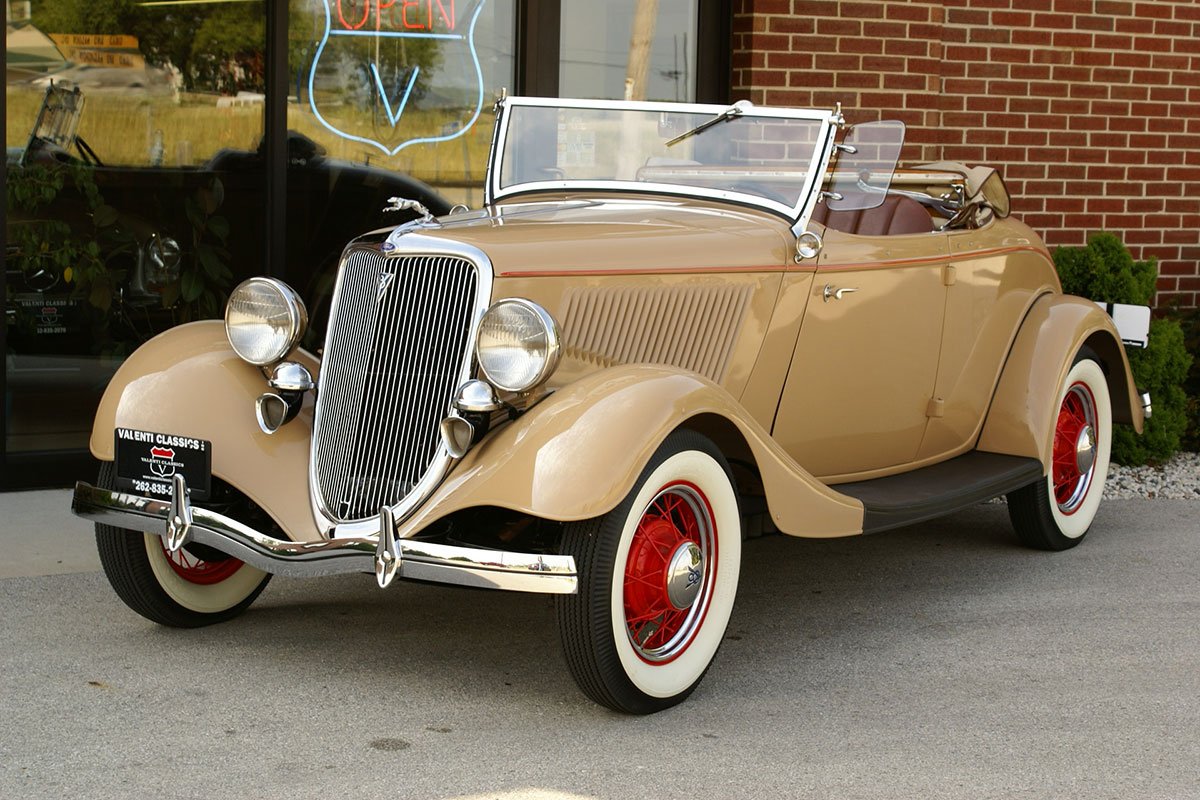 ValentiClassics's tweet photo. Now this is something that you don’t see everyday! This beautiful 1934 @Ford Rumble Seat Deluxe Roadster is a great example of the styling in the 1930s #Ford #RumbleSeat #Deluxe #Roadster #ClassicCars #ValentiClassics https://t.co/4lZOXIdtFq