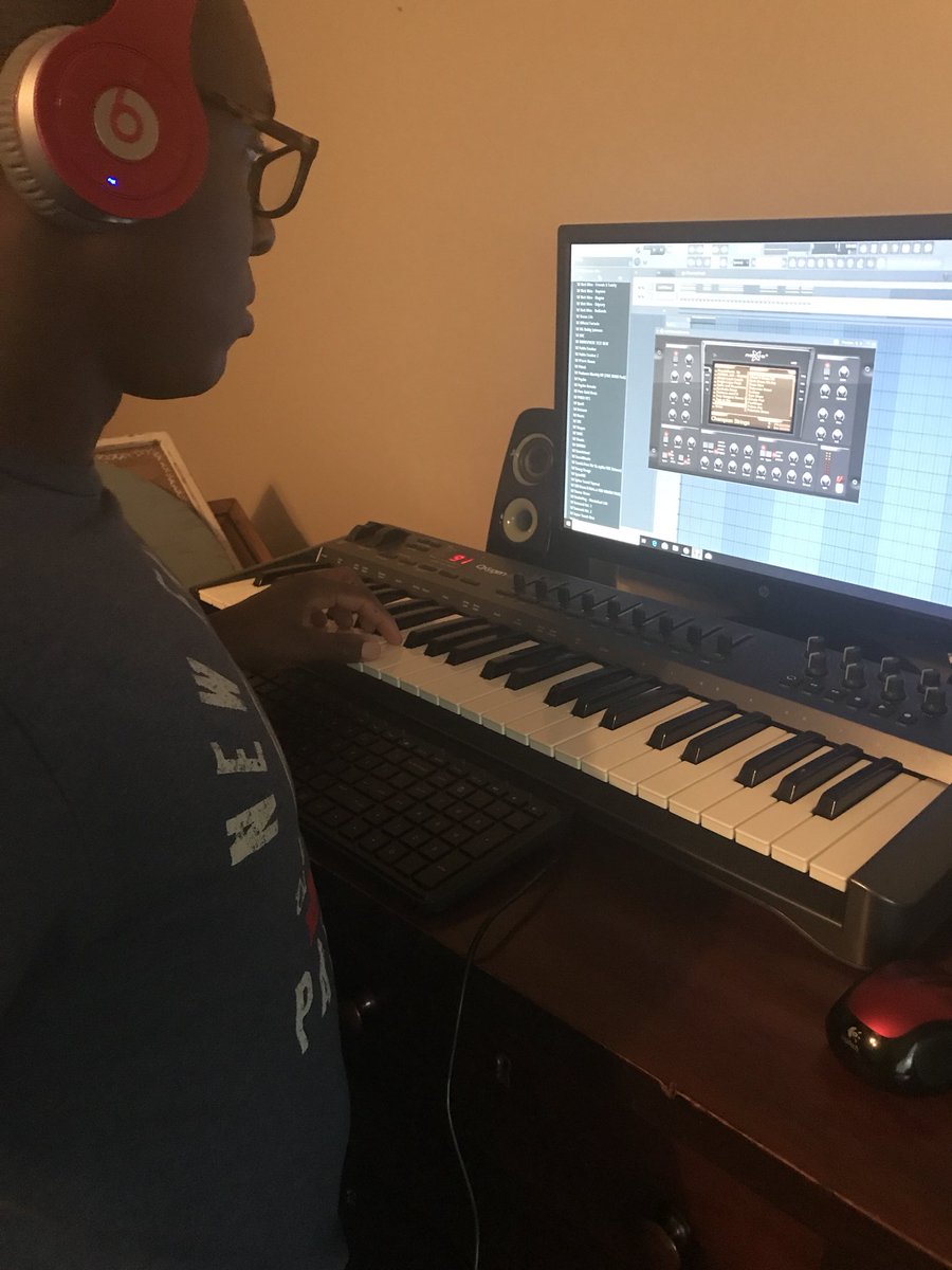 classebeats's tweet photo. Time to get cookin🔥💪🏾🎹🎧👨🏽🍳 #puttininwork #rappers #needsbeats #gotthatfire #crushit https://t.co/DoCHGgOhN9