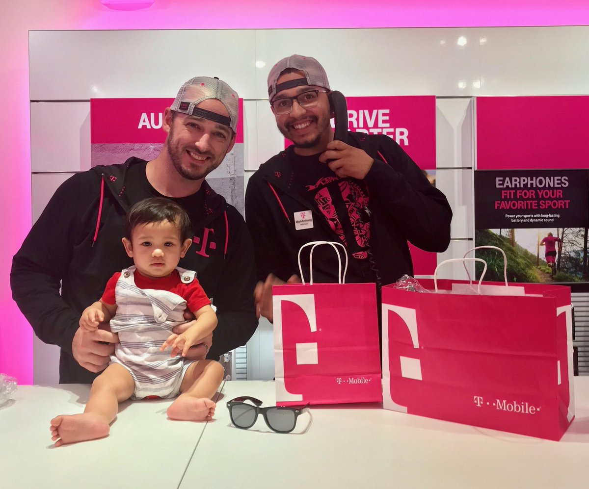 DerekRoeder2's tweet image. When you give a great customer experience and the customer says "Hold my baby, I want a picture!" #CustomerObsessed @beaustephens88 @BuddeGail @richgarwood