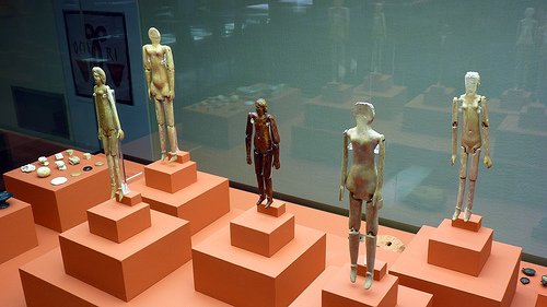 jesusfernav's tweet photo. @carmen_caesaris @romanidad @RomaHistoria Conjunto de cinco muñecas articuladas, de hueso y ámbar, recuerdo verlas de niño en el Museo de Albacete. 
#DíadelaRomanidad https://t.co/HqnXWYSm5f