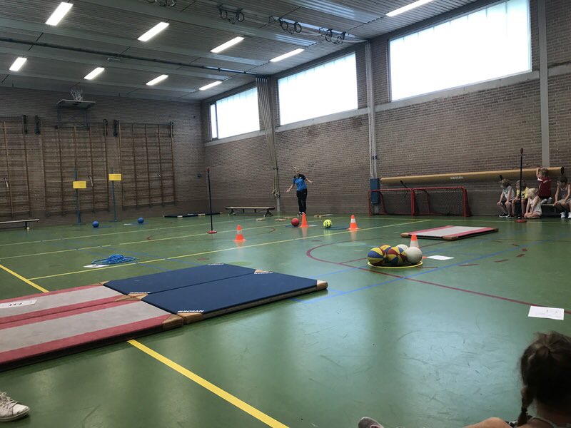 kcnicolaas's tweet photo. Vandaag hadden de groepen 3 en 4 een zeer actief startpunt van het nieuwe @IPCleert thema: hoe gaat het ermee? Het enthousiasmeren is zeker gelukt!! Dank je wel @EvyvRoosmalen !! @SEC_Oss #bewegenisgezond https://t.co/q5sSQaftRm
