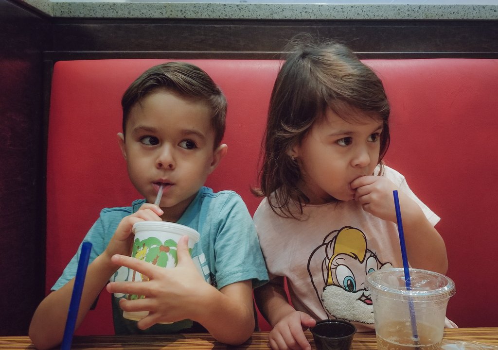 Disfrutando la comida. Sus caritas son los mas. Que rapido que crecen!