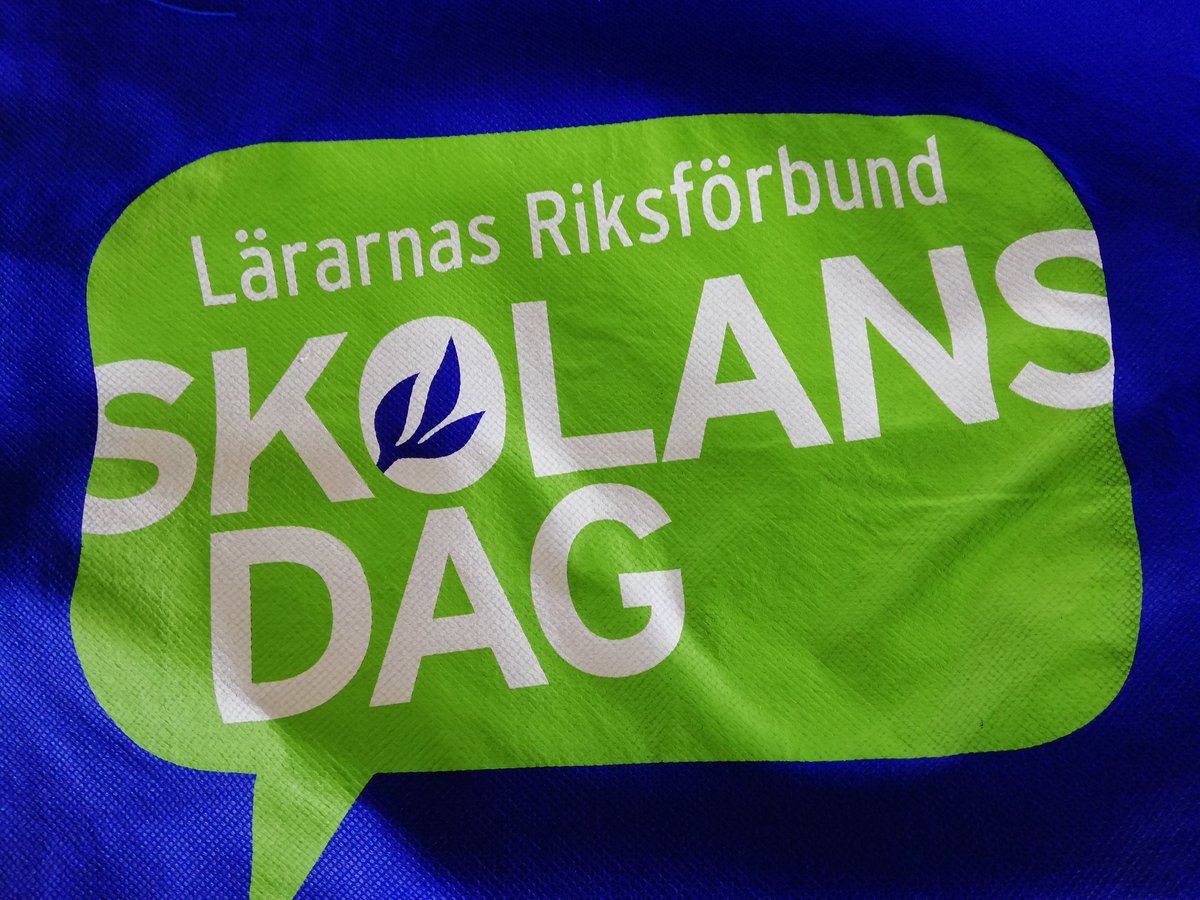 masen56's tweet photo. LR Örebro har firat Skolans Dag. Vi har bjudit på tårta🎂. Vi har intervjuat lokala politiska partiers skoltalespersoner om skolfrågor &amp; som finns utlagt på LRs hemsida. Skolans Dag avslutades med en Pubkväll för medlemmar. https://t.co/qqReinSHM6 
@lararnas #skolansdag #lararna https://t.co/3jKwvOTCpS