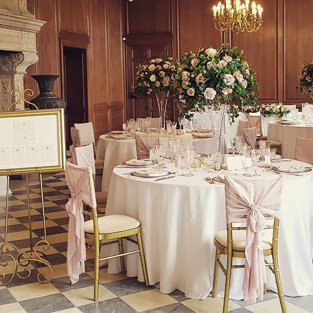 Beautiful pink traditional colour scheme @northmymmspark today - this is one of the best wedding venues in Hertfordshire with @tiggityboo and @duchessbutler #blushpink #manorhousewedding #northmymmspark #blushpinkwedding #traditionalwedding #weddingdecor #weddingdecorherts #…