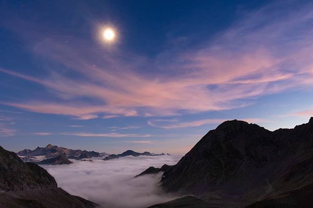 web_acteur's tweet photo. Retour en France avec quelques photos pour participer au concours #unairdefrance 
Rando de dernière minute ce soir là avec @lourdes.photo pour observer les perseides juste en dessous du @picdumidi Par chance ce soir là ce fut un combo avec une mer de nua… https://t.co/R5kzByHVHU https://t.co/eWcJOn7syc