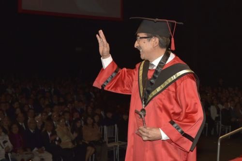vexpresa's tweet photo. #DosisPositiva A los 60 años, José Luis Romero consiguió aquel anhelo pendiente de juventud: terminar la universidad. ¡Bravo José, la edad no es un impedimento! ☺ https://t.co/m6DI16TKAc https://t.co/UXUy8RYfBq