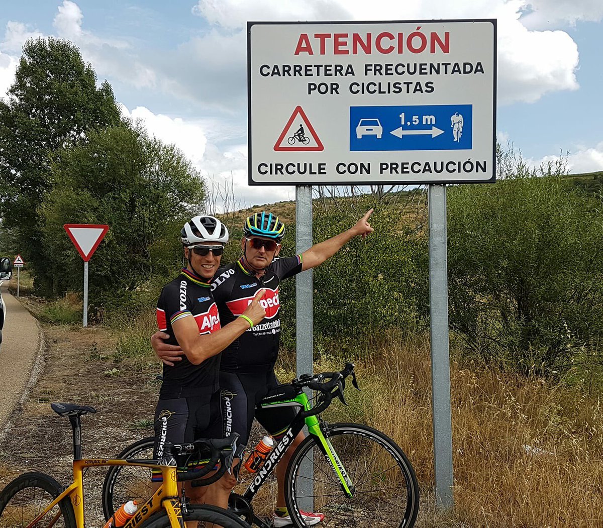 CavorsoIM2444's tweet photo. Il nostro Cammino di Santiago continua, dopo la morte di Gabriele e la segnaletica che abbiamo trovato sulle strade spagnole siamo più arrabbiati e decisi a continuare la battaglia per la sicurezza dei ciclisti in Italia. #camminodisantiago #iorispettoilciclista https://t.co/THv4FpAOkl