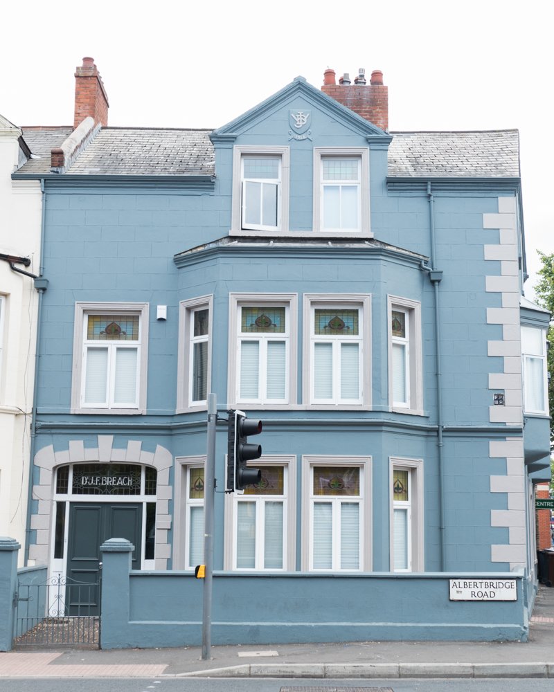 closeupbelfast's tweet photo. This beautiful building was built in 1860s. Former occupants include a coke company owner and a "gentleman". Dr John Dunlop Williamson opened his surgery in 1897, taken over by Dr JF Breach after JDW's death in 1940s. An app was approved in 2017 to convert it into accommodation. https://t.co/OaV1wojywJ
