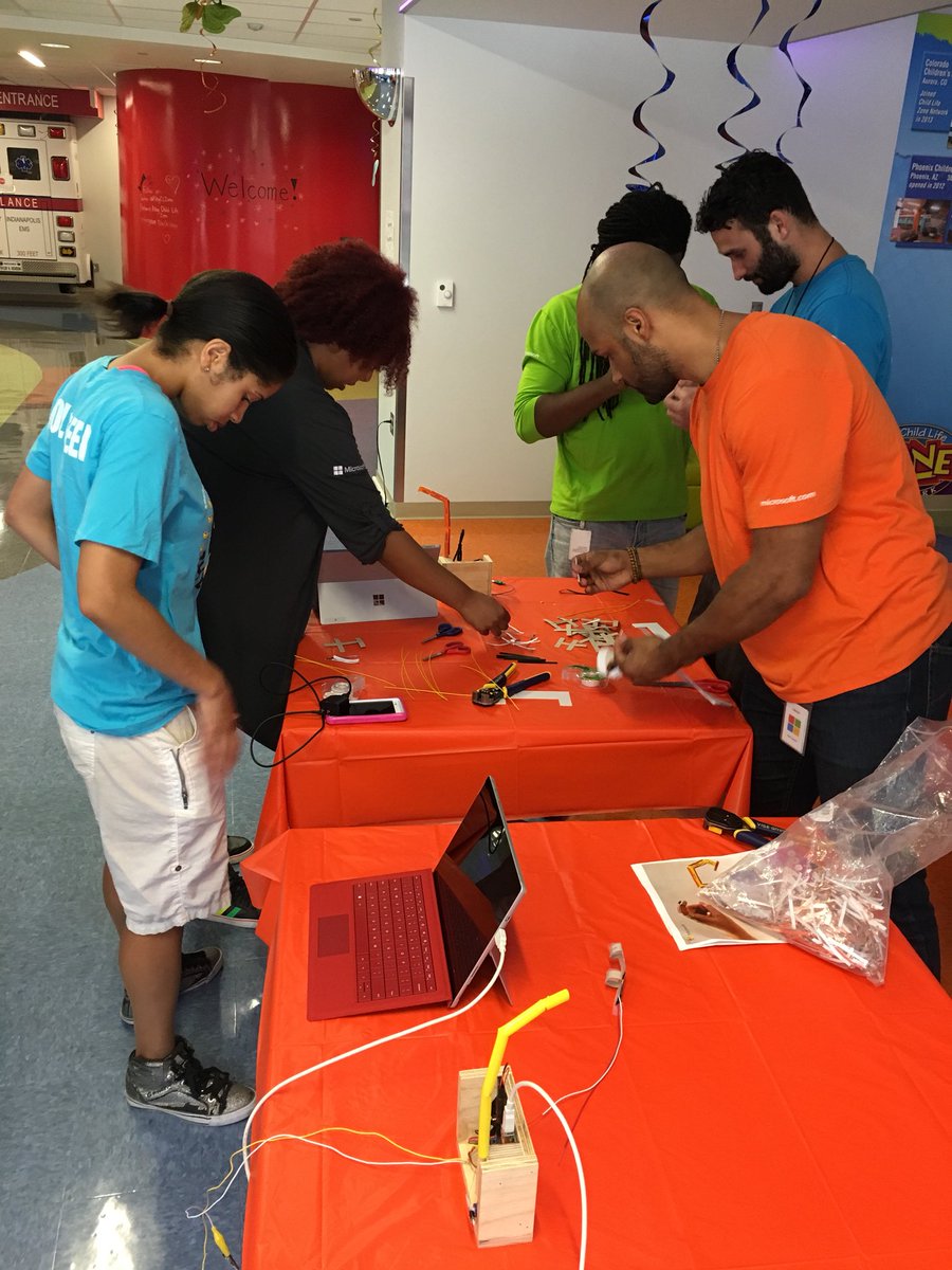RileyCLZone's tweet image. Thanks @Microsoft for bringing your team & robot finger to the @teammates4kids #clzone #robotdemo #STEMicrosoft