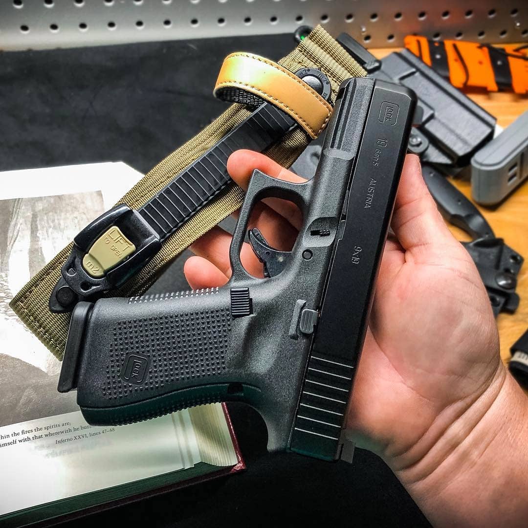 activityusa's tweet photo. So yeah - Carry your blaster - Carry your TQ✔️ better yet👈. Try the @activityusa Group RMT ratcheting tourniquet. Running the @glockinc 19 gen 5. 

Repost @ninexnineteen

#gun #guns #9mm #concealedcarry #weaponsdaily #gunsdaily #dailygundose  #pewpew #edc #glock #tourniquet https://t.co/uYTF3Ksms5
