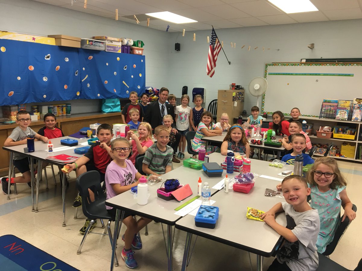 AmyZanger's tweet photo. First day of 2nd Grade!!! #DESfirstday https://t.co/YvYvjA2bT7