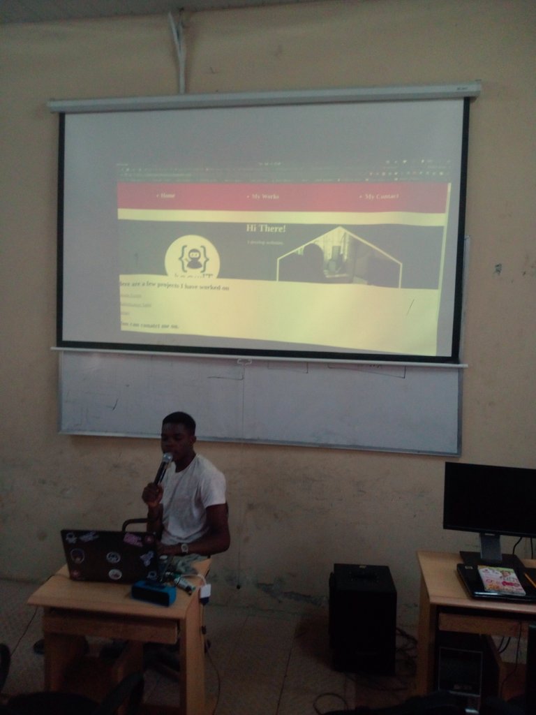 biodunch's tweet photo. #KnowITBootCamp Day 6:
Yippies! They wrote their first line of #javascript today, thanks to @ahmedmolawale 🙇🏿
I'm astonished at the rate this kids are understanding these new concepts
@hola_mide took them #css flex box walking them through building their personal portfolio https://t.co/jAF8M9cIwS