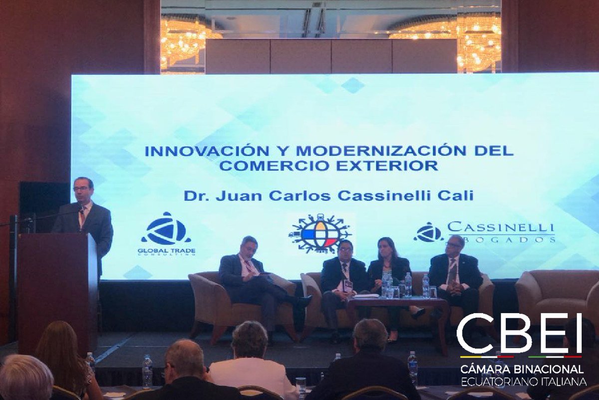 ecuaitalia's tweet photo. Presidente de @ecuaitalia @jccassinelli expone en la mesa de innovación para el comercio en el Foro Internacional de Operadores Logísticos #OL2018 @CostaCaterina @ItalyinEcuador @mario_fides @VitoMunozUgarte @brunoleonep @Mctornet @Industriasgye https://t.co/V72FCKvvKh