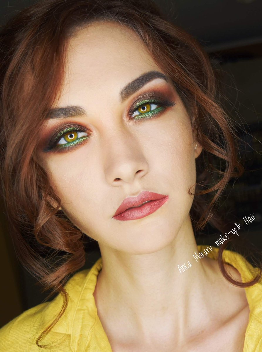 SMOKEY & JADE GREEN 💚
#smokeyeyes #hairbyme #mystyle #passion  #pigment  #makeupbucuresti #atelierparis #eyemakeup #mua #style #makeuppassion #beauty #beautymakeup