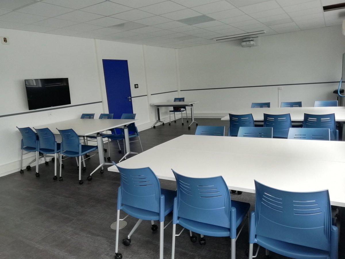 EloLacry's tweet photo. Plus que quelques réglages avant ouverture de l'#Activlab aux étudiants de l'@ISAE_ensma ! @LearningLabNet #A_Main_Le_V @ucldv https://t.co/03hvJWmRcH