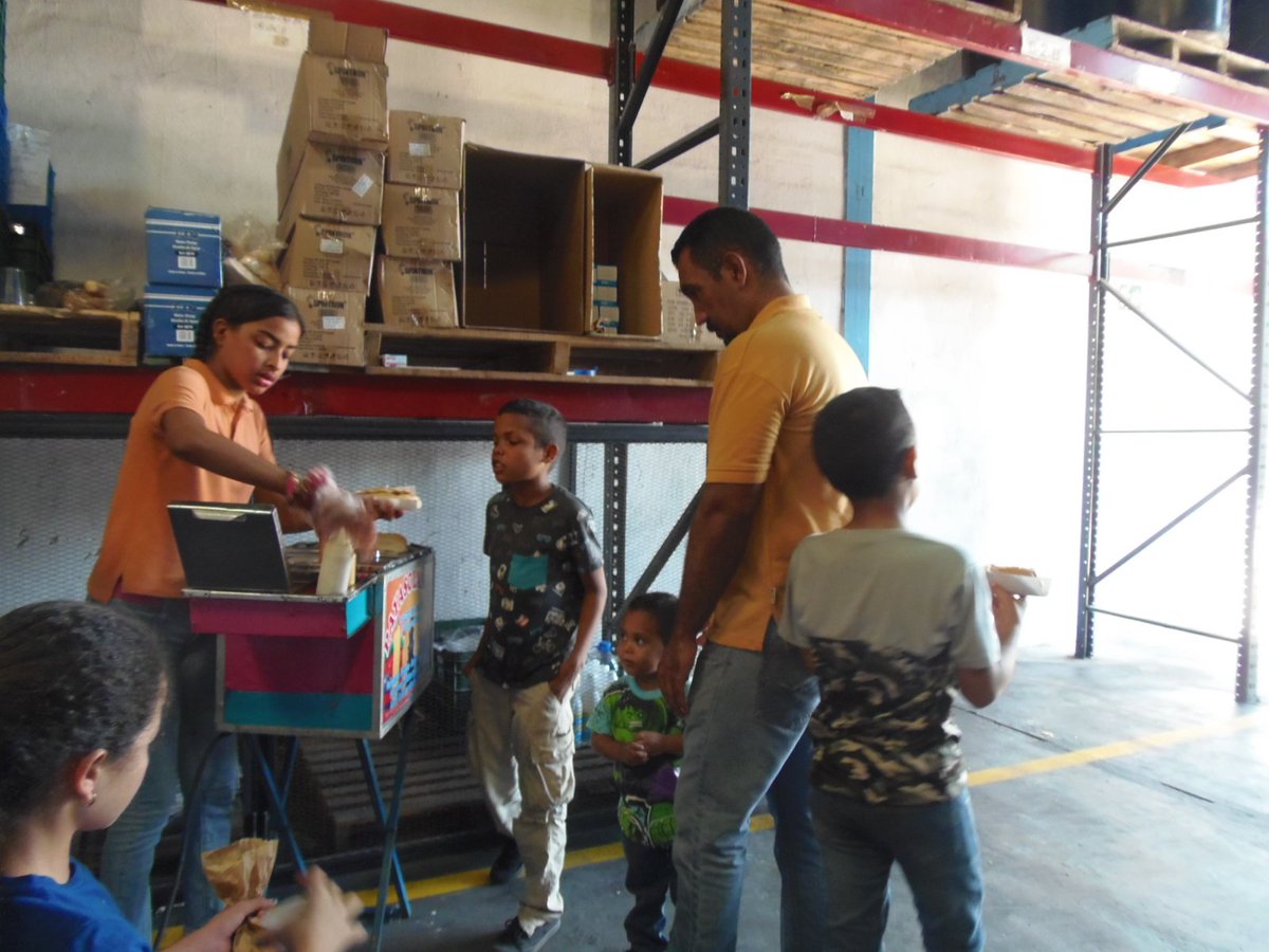 SumayorVE's tweet photo. #Vie31 Actividad para los Niños y Trabajadores de @SumayorVE @AguaplusVE #SuTanque... Concursos de Canto, Baile, Perros Calientes, Regalos, Cotillones, Colchon Inflable, Dulces y mas... Todo para hacer Felices a Nuestras Familias de Nuestras Empresas #Compartir #niños #ConCariño https://t.co/yf3cBtufls
