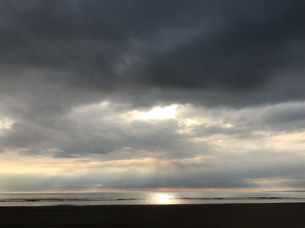 SarahLDaviess's tweet photo. What great scenery at #restbaybeach to finish off the Bridgend County Running League. Well done to all clubs and runners. @ogmorephoenix @CornellyStrider @PorthcawlRunner @BracklaHarriers @BridgendAC @PencoedPanthers @runners_blue https://t.co/GwXQtx9zwT