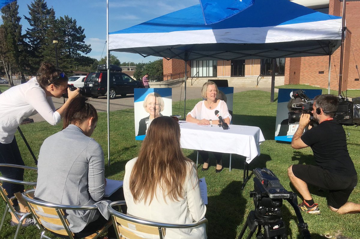 mireillejean's tweet photo. Ce matin, j'ai dévoilé mes premiers engagements pour les services aux citoyens. Accessibilité et transparence, voilà le type de députée que je suis et que je serai.
#PQ #polqc #Quebec2018 @partiquebecois https://t.co/B0D2JEgtT3