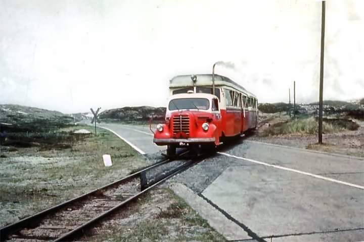 LNAutomobiliste's tweet image. De 1952 à 1970, la desserte de l'île de Sylt entre le Danemark, l'Allemagne et les Pays-Bas s'operait en autorail sur base de camion #Borgward ! Cinq autorails de ce type ont existé, puissants de 90 ch pour une vitesse de 50 km/h, circulant sur voie métrique.