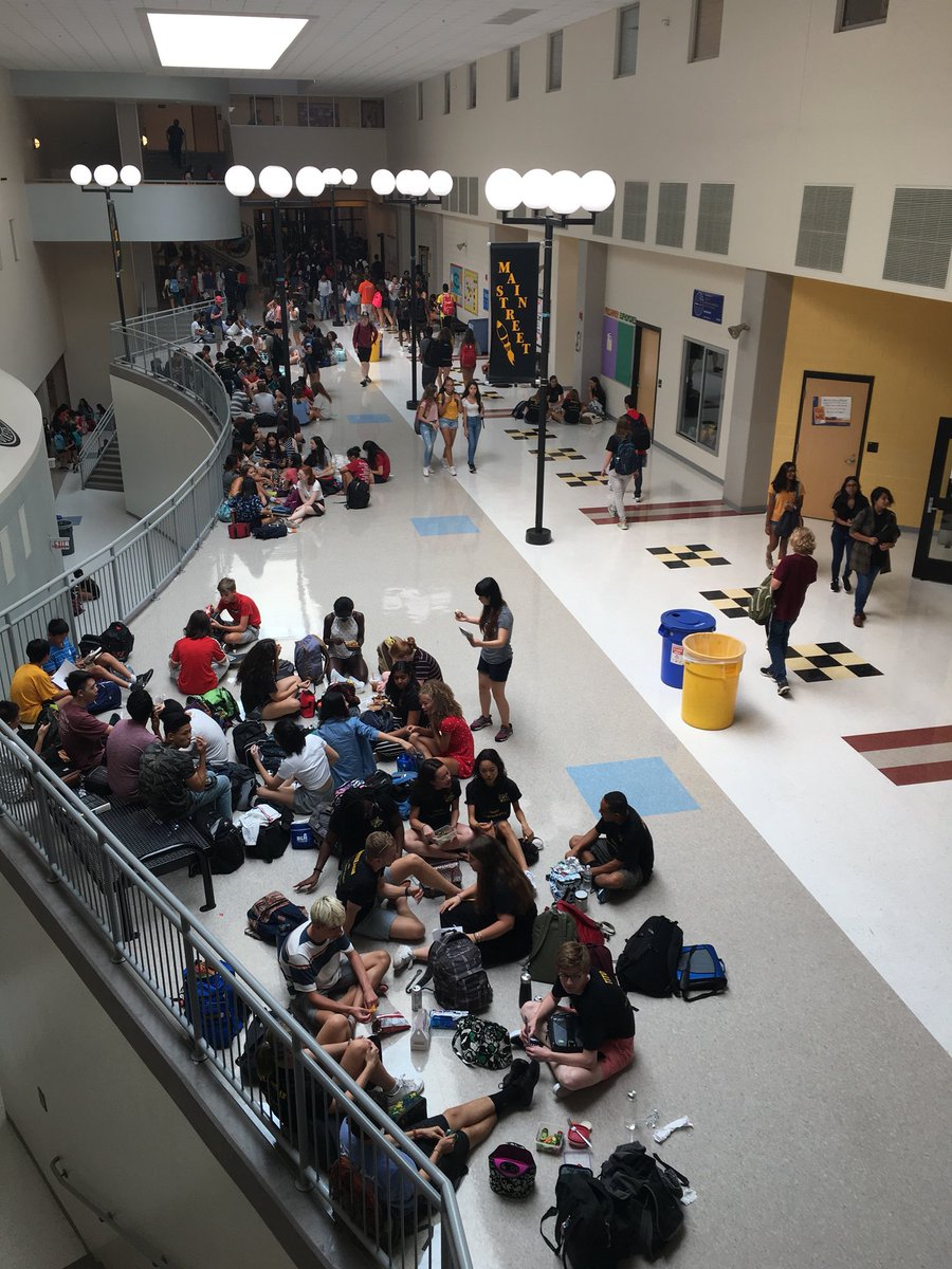 Listening2Lead's tweet image. Main Street at lunch on #mcpsfirstday