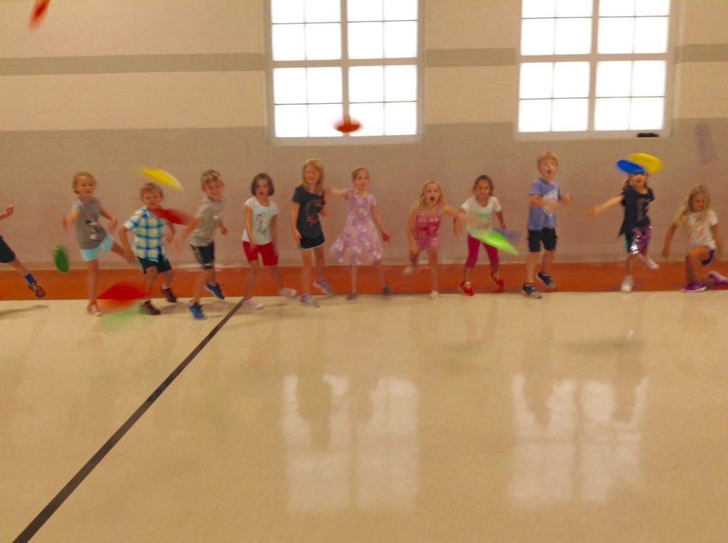 averypewg's tweet photo. Beginning frisbee skills. #wgbuzz #averyway https://t.co/wnKZA3I9zT