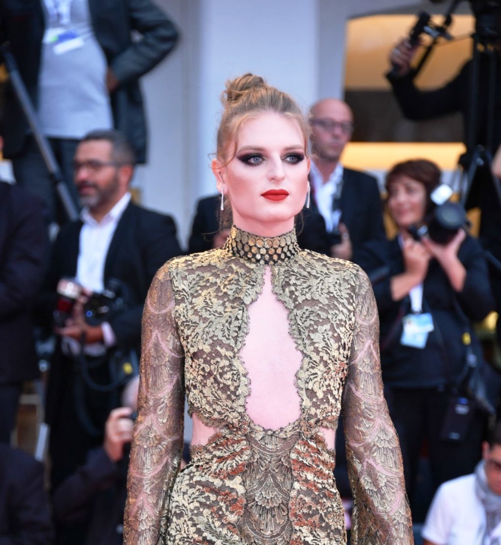BUONGIORNOnline's tweet photo. Venezia75: NARS sfila sul red carpet con la Drag Model Stephanie Glitter #AtEternity’sGate https://t.co/yfWKnMIYlY https://t.co/b8oS4YJfnx