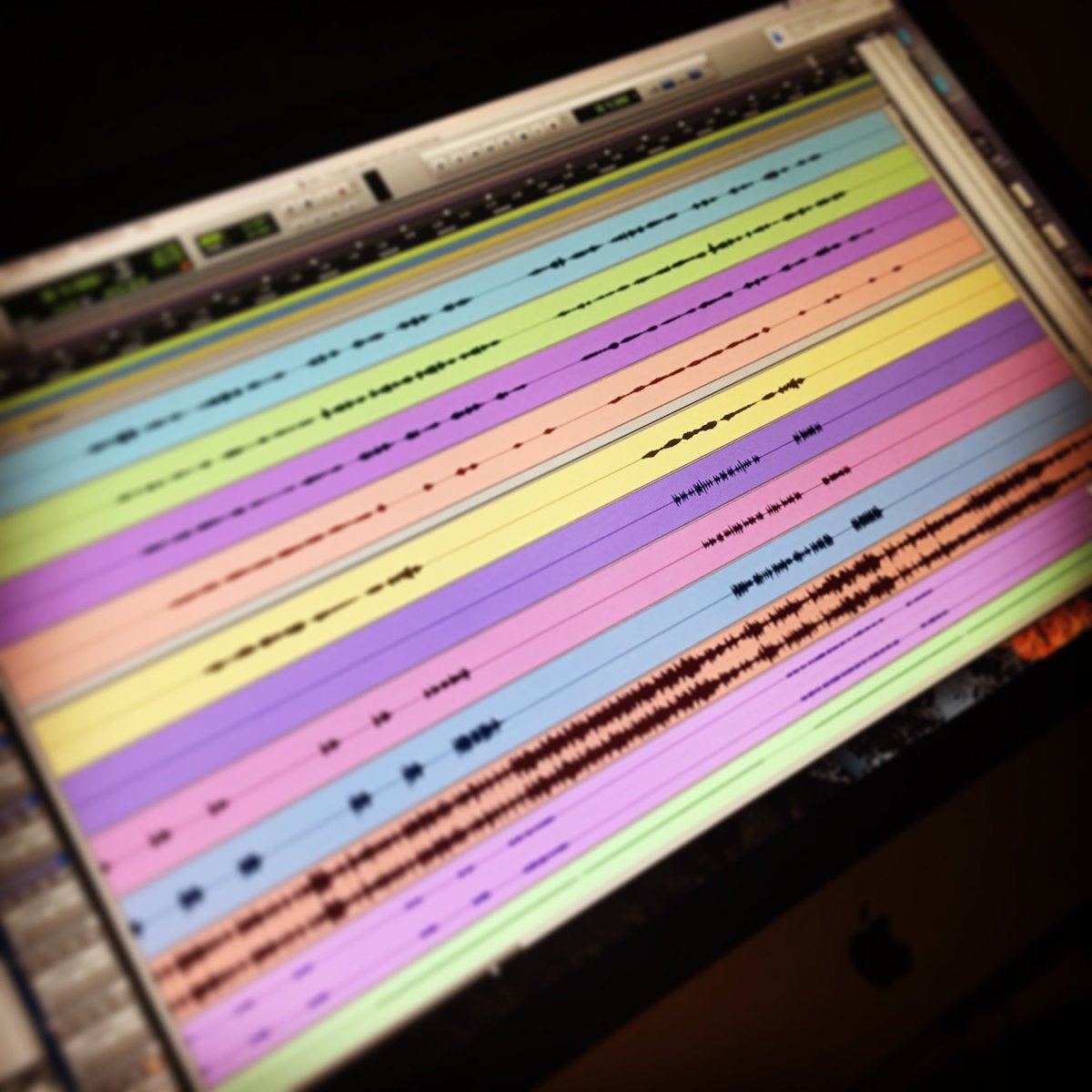 Leos_Strings's tweet photo. Spent the evening layering up 8 cello parts for an awesome new track for @mollysd Sooo much cello! #allsongsneedcellos #celloheaven #remoterecording #sessionwork #backingstrings https://t.co/VR629HZ4lr