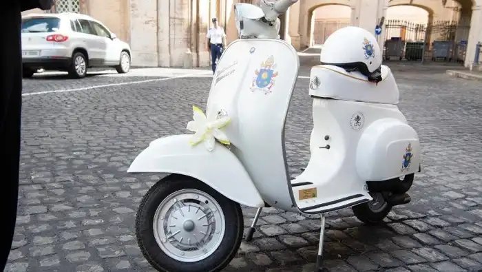 Pope Francis receives Vespa from enthusiasts bit.ly/2NNyrrz