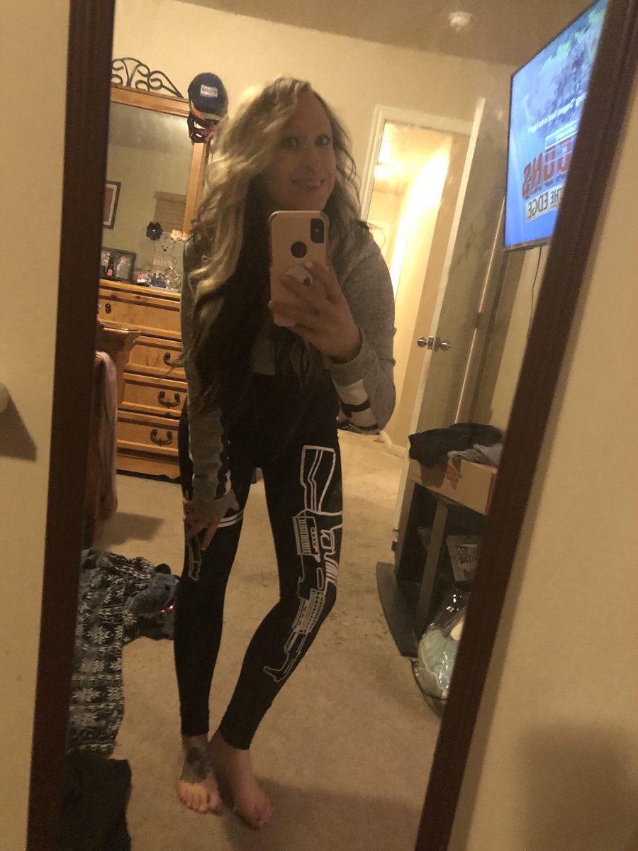 ericamrich's tweet image. Got this machine gun leggings... yes bish @machinegunkelly