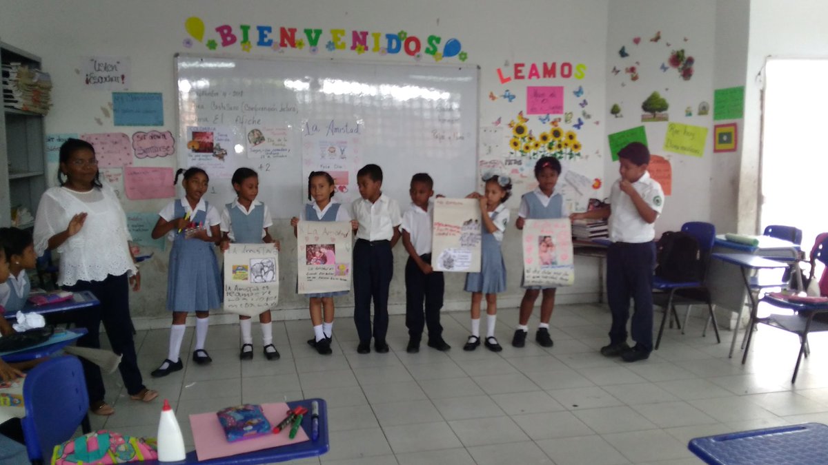 BEATRIZBERNAL26's tweet photo. Qué rico es cuando acompañas a una docente, la ves hablando en clases con propiedad de los componentes semántico, sintáctico y pragmàtico y más aún cuando sus estudiantes producen afiches significativos. #Clasecompleta #Planeación #EvaluaciónFormativa #PTAPionerosCartagena https://t.co/rLNoMd99iH