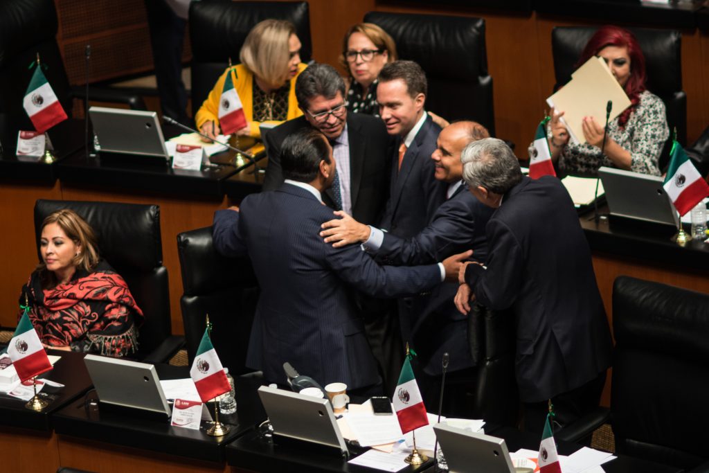 LaRealnoticia's tweet photo. #SeArrepiente Senado y le Otorga Licencia a Manuel Velasco; El Senador Regresa a la Gubernatura de Chiapas https://t.co/L7DLwCWxfE https://t.co/1vZdqBloYO
