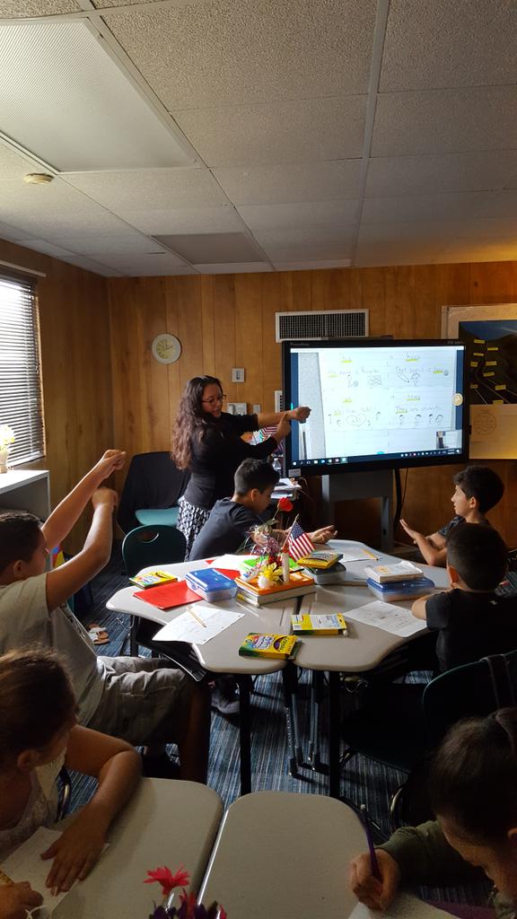 Multisensory approach to spelling words in English. Color coding then writing the words with our finger on our arm. Another awesome day of learning in NAC at Lieder. ❤
<a href="/CFISDLieder/">Lieder Elementary</a> 
#LeopardsShine 
<a href="/laura_nac/">LauraNAC</a> 
<a href="/Normateachesnac/">Norma Nieto</a>