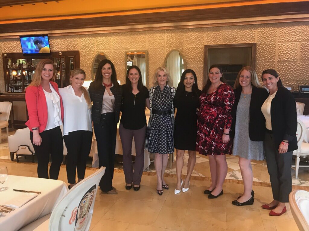 Truly a privilege & an inspiration to enjoy lunch with Elaine Wynn and @UNLVathletics colleagues + head coaches! Such a wonderful & motivational person! 🙌🏼 Thank you @DRFrancois1 for this opportunity! ❣️#queenoflasvegas #grateful #liftaswerise #femalestrength @BEaREBEL