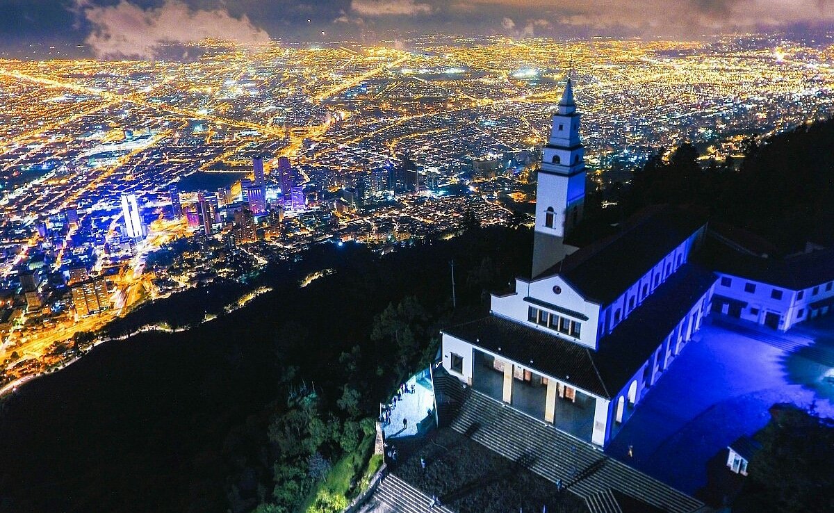 Столица колумбии название. Гора Монтсеррат Богота. Гора Монтсеррат Колумбия. Гора Монтсеррат Богота Колумбия. Санта Фе де Богота.