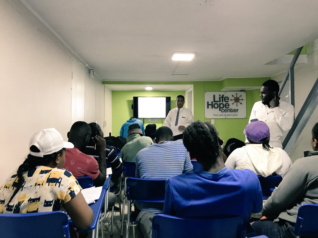 Mimacedoo's tweet photo. Clases de Español en #LifeHopeCenter Quilicura/Santiago 🇨🇱. Un centro que está haciendo total diferencia en la comunidad, dejando huellas, transformando vidas y abriendo las puertas de un país a extranjeros que necesitan apoyo. Alabado sea Dios! Esto es ser iglesia! https://t.co/wsFX3yZtFj