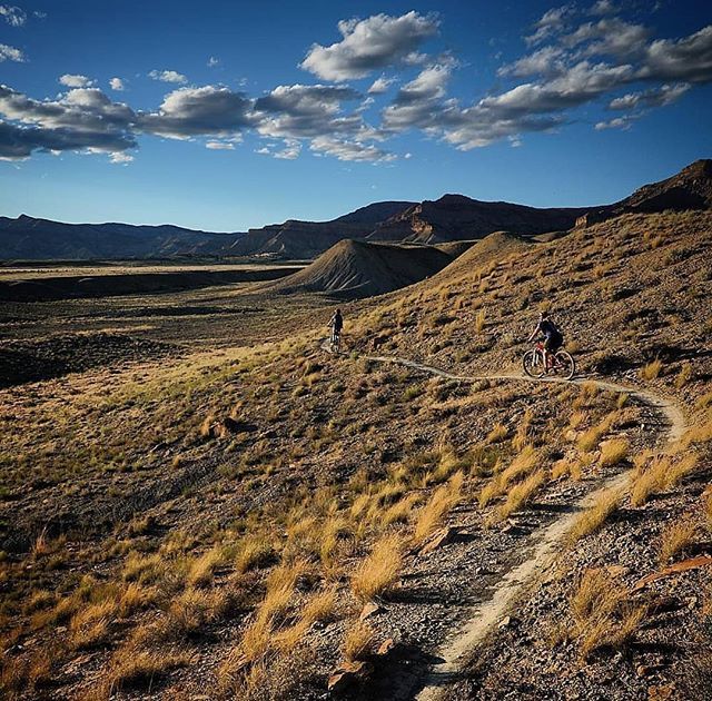 LongmontBicycle's tweet photo. Fall is in the air...which means #Fruita is around the corner. Anyone else crave the desert this time of year? 📷 credit: @pigdeermedia #LBCZane #LBCAmbassador #RideWithLBC https://t.co/gwFnsPDckx https://t.co/4hqnW4rwzE