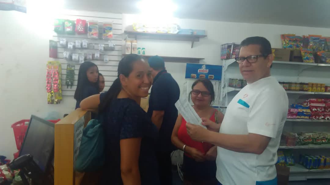 FACSTT's tweet photo. Por el #BienestarEconómico!!! #FACSTT en La Calle con La Union Civico Militar Fiscalizando Comercios @NicolasMaduro @sundde_ve @oscarmipasme https://t.co/jig9VWq2Q6