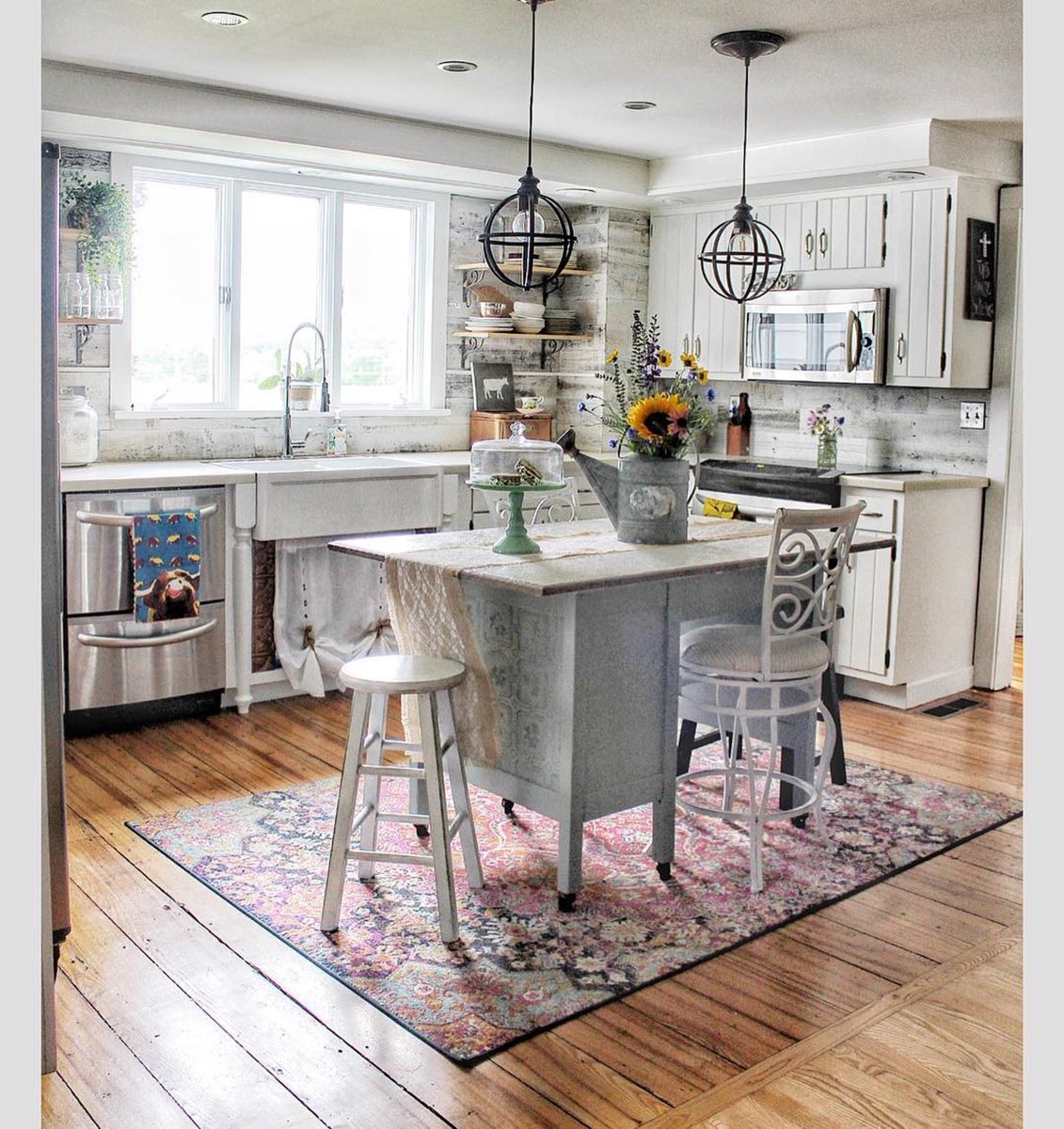 SuperAreaRugs's tweet photo. We just ❤️ how this @SuryaSocial Harput HAP-1044 Red &amp; Orange Traditional Rug looks in the 1820 Historical Farmhouse of Maple Creek Market! 👨‍🌾👩‍🌾

Get yours today at https://t.co/23H7897YLa #farmhouse #homedecor https://t.co/VtLPfbwgOu
