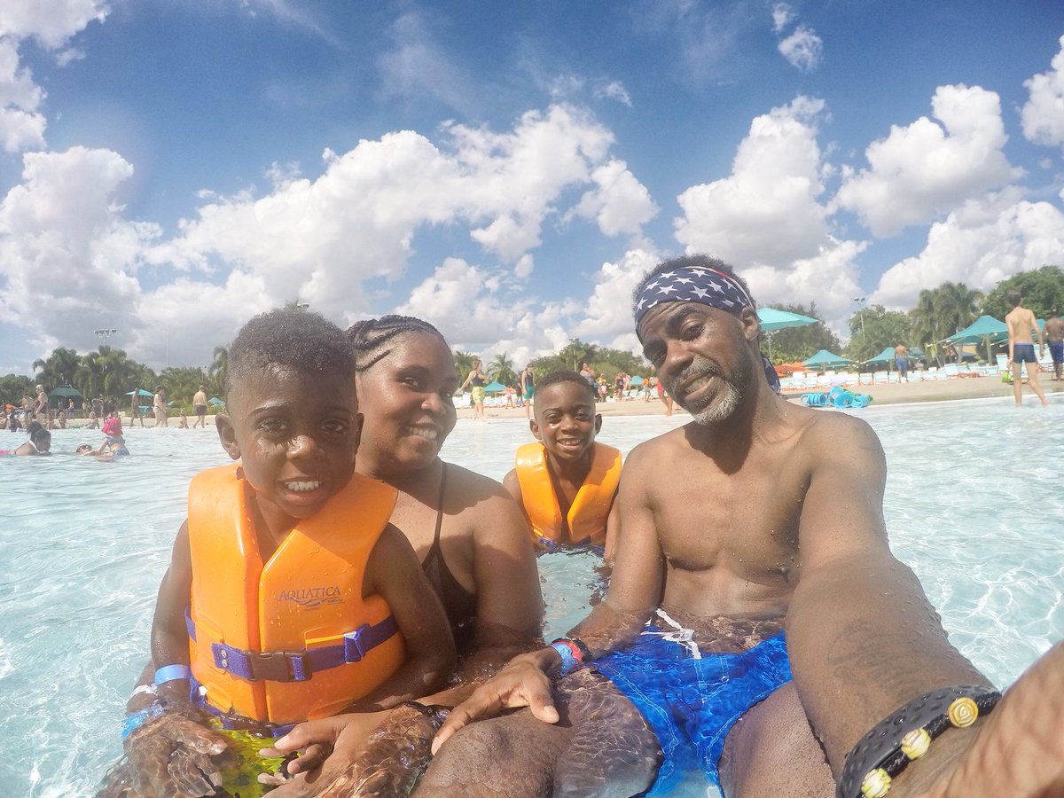 iamkennethneely's tweet photo. Family! I started looking through the many pictures from our Summer vacation!
#TeamNeely https://t.co/1lcGrZA1vg