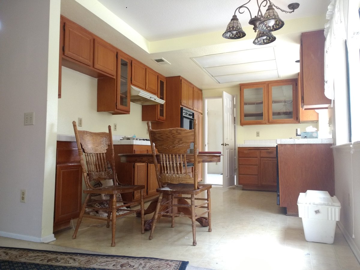 DM_REsolutions's tweet photo. So close to finishing my first fix and flip! Just need to get those counters put in place. We sure cleaned this kitchen up nice 😝. Give me feedback, how do you think we did so far?
#realestate #realestateinvestor  #fixandflip #kitchenflip #probate #rentalproperty #rentals https://t.co/iTWxC0TWuo