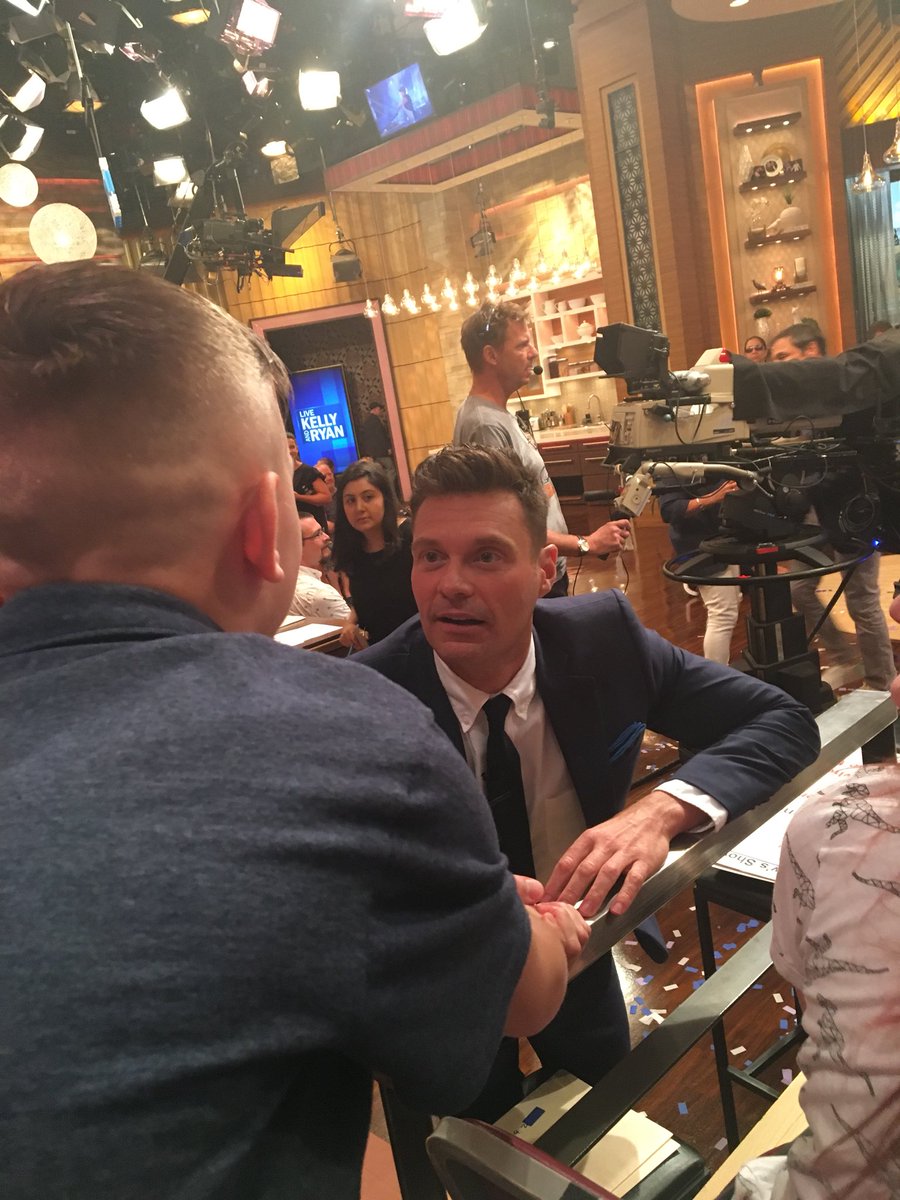 KandyKakesNJ's tweet photo. Thank you @RyanSeacrest for making a little boys day today!! #livekellyandryan https://t.co/n4ers7AUZ5