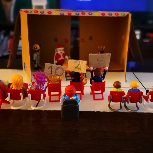 aprendeconjulia's tweet photo. Cuando te pones a trabajar en el ordenador y tu hijo monta un escenario, una actuación y hasta un jurado con carteles y puntuación... Pero qué imaginación tienen 😂😂😂
.
#imaginación #creatividad #cosasdeniños #kids #manualidades #kidkraft #diy #instak… https://t.co/F4lJkELWb7 https://t.co/dLOJB8ejXG