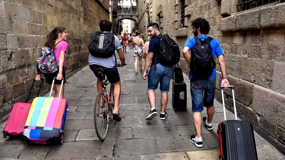 SPAINNEWS2's tweet photo. Fewer foreign tourists have come to Spain this summer season than in 2017, which was a record year. International arrivals numbered 9.98 million in July, a 4.9% drop from the same period last year #economy https://t.co/imm3JvwSp1